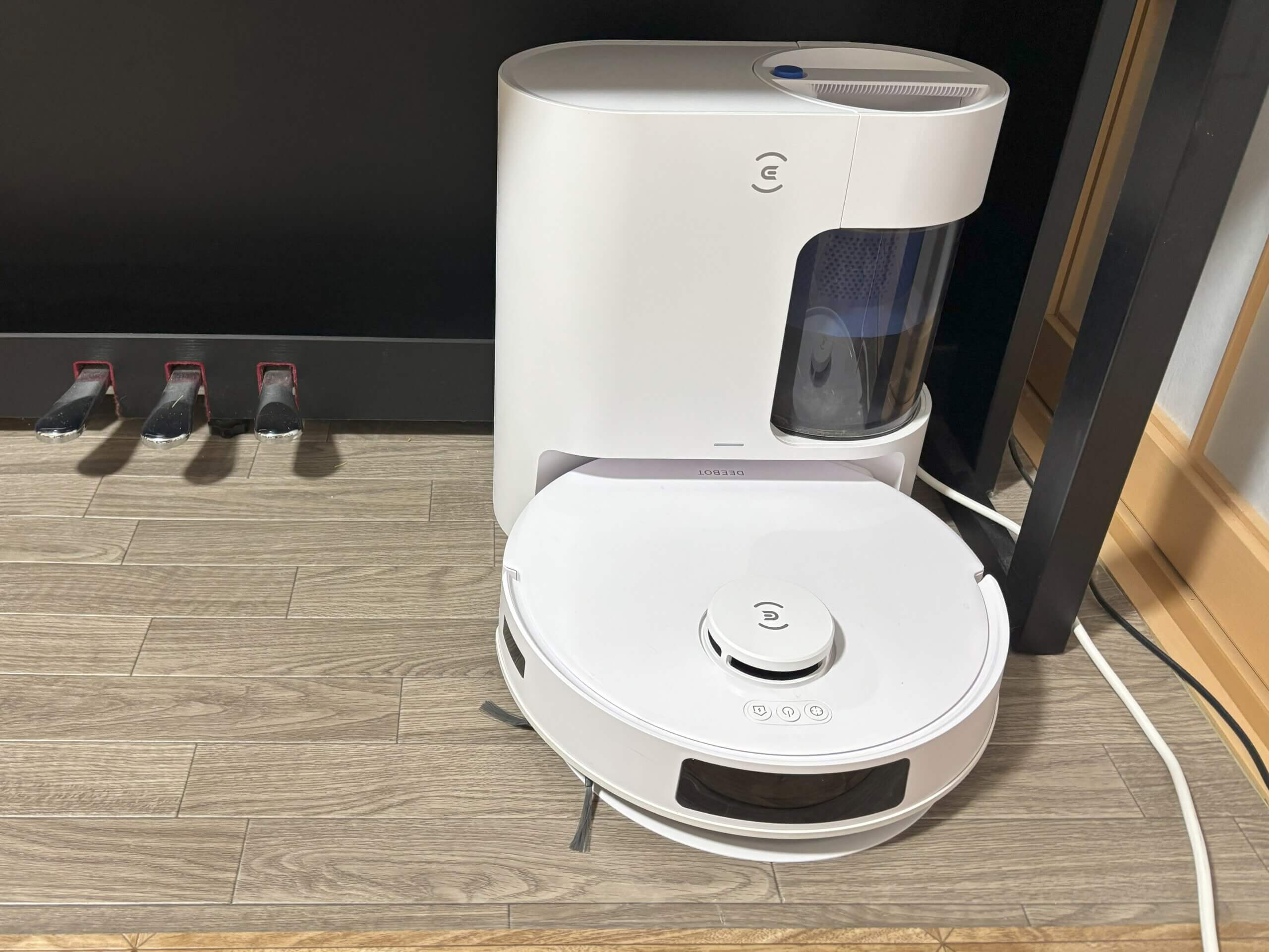 ステーションに納まるDEEBOT