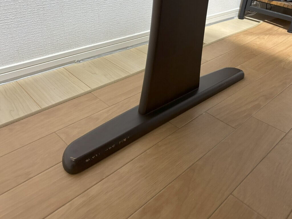傷ついたダイニングテーブルの脚
